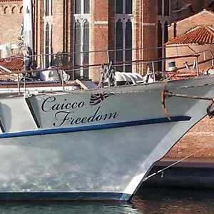 Boat & Breakfast Caicco Freedom Hotel en barco